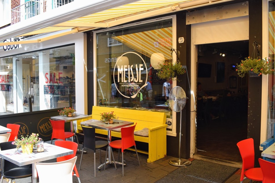 Meisje Koffieschenk hotspot Enschede (1)