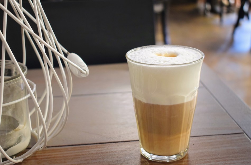 Meisje Koffieschenk hotspot Enschede (2)